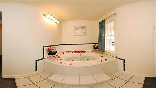 Rodeway Inn Вудбридж Экстерьер фото