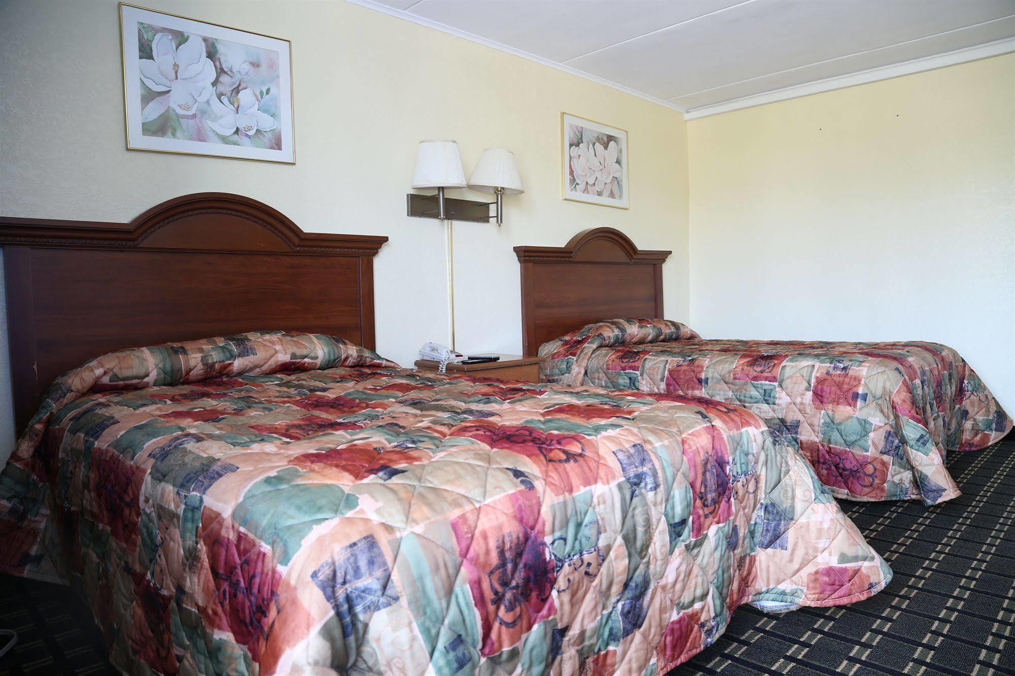 Rodeway Inn Вудбридж Экстерьер фото